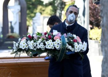 Italia contabiliza 4.825 fallecidos con coronavirus, 793 más en 24 horas