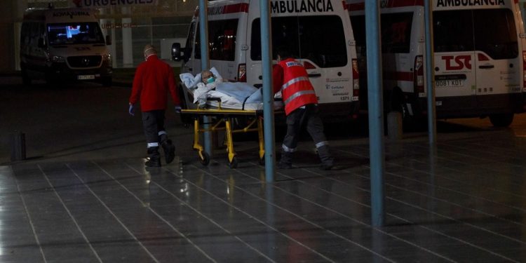 El brote, sin freno, Coronavirus en España: volvió a aumentar la cantidad de muertos y son casi 5.000 los fallecidos por la pandemia