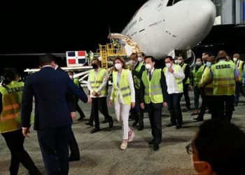 Mayor lote de vacunas llegó anoche al país