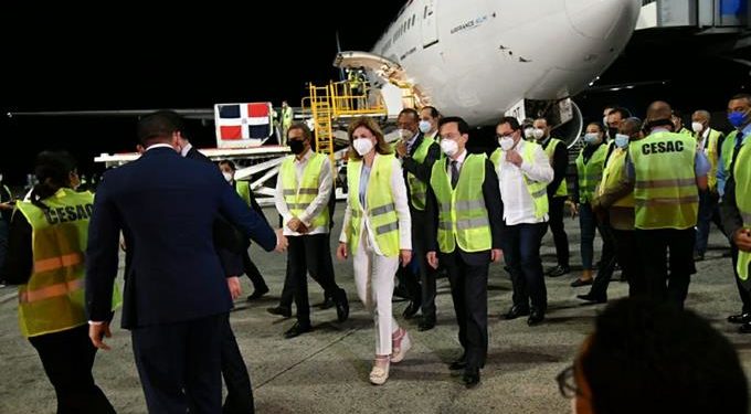 Mayor lote de vacunas llegó anoche al país