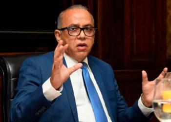 Destituyen al ministro de Salud. Drástico decreto se llevó a Plutarco Arias. Y desde ya en las redes la gente se pregunta: ¿Cuál será el próximo en caer?