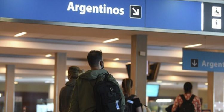 PANDEMIA GLOBAL: Argentina suspende vuelos de Brasil, Chile y México