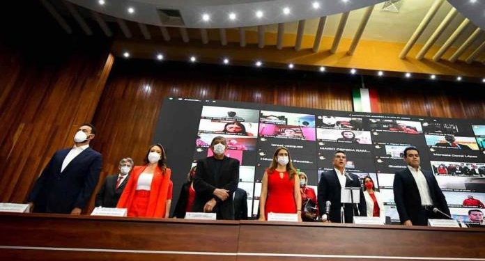 Sin matracas, gritos ni empujones, así fue el vacío y breve 92 aniversario del PRI