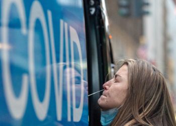 La variante ómicron complica el funcionamiento de servicios esenciales y la actividad de sectores económicos clave