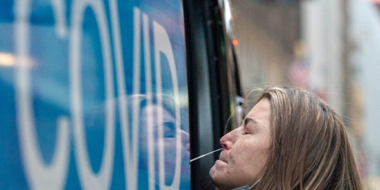 La variante ómicron complica el funcionamiento de servicios esenciales y la actividad de sectores económicos clave