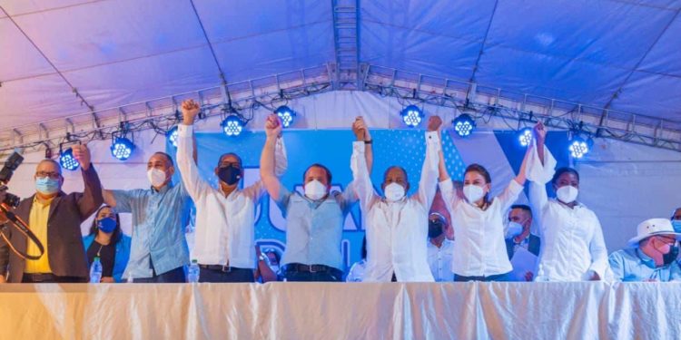 PRM juramenta alcalde de Consuelo Juan Padilla junto a cientos de dirigentes del PRD