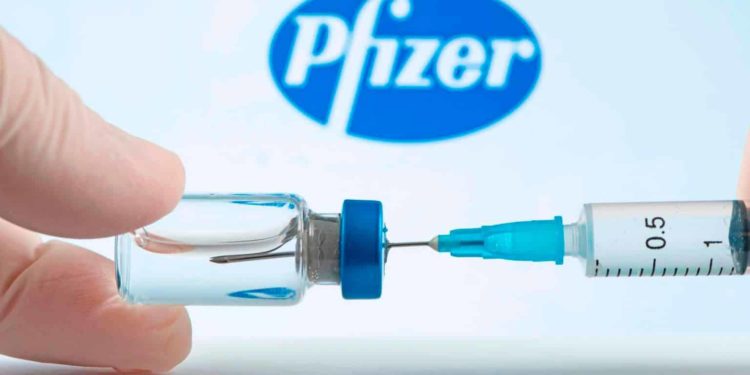Pfizer dice que tendrá lista en marzo una nueva vacuna contra ómicron