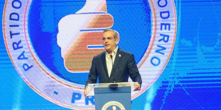 Abinader aboga por el 50% de la cuota de la mujer en la alta dirección del PRM