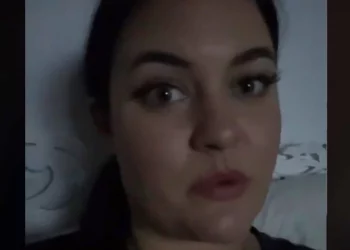 En Estados Unidos.  Salía con un joven, su hermana sospechó de él y lo buscó en Google: descubrió su siniestro pasado