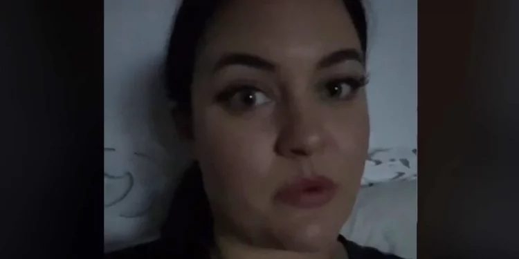 En Estados Unidos.  Salía con un joven, su hermana sospechó de él y lo buscó en Google: descubrió su siniestro pasado