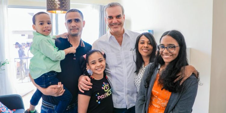 Presidente Abinader supervisa avances en la construcción de “Mi Vivienda Hato Nuevo”