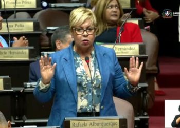 Lila Alburquerque truena contra diputadas acuden a sesión en tenis y “enseñando la colita”