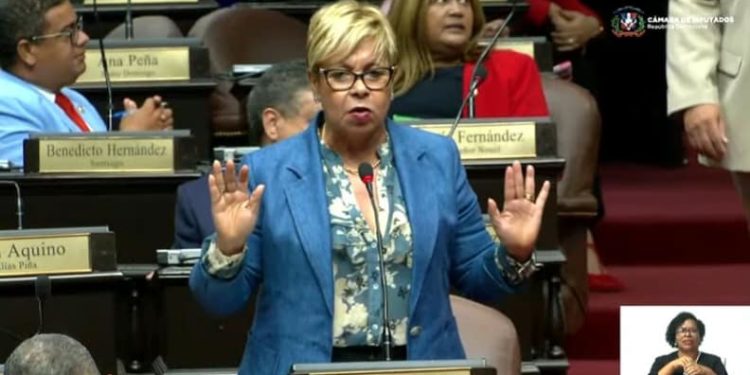 Lila Alburquerque truena contra diputadas acuden a sesión en tenis y “enseñando la colita”