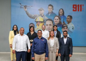 Amigos Que Comen” visitan las instalaciones del Sistema 9-1-1