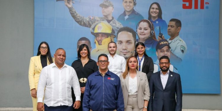 Amigos Que Comen” visitan las instalaciones del Sistema 9-1-1