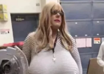 Suspendieron con goce de sueldo a la maestra trans que distrae a sus alumnos con dos enormes prótesis