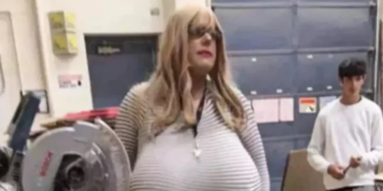Suspendieron con goce de sueldo a la maestra trans que distrae a sus alumnos con dos enormes prótesis