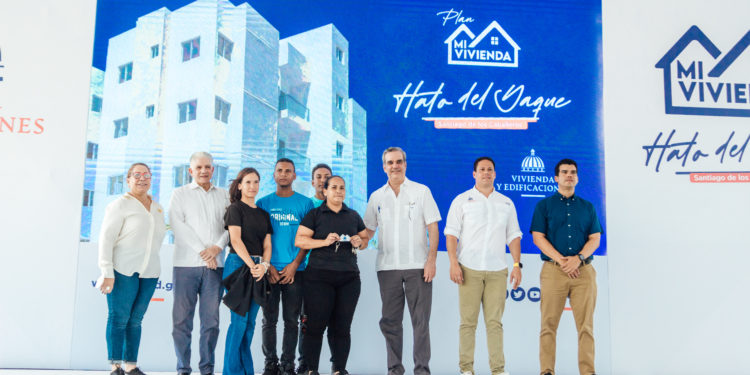 Presidente Abinader y Ministro Bonilla entregan las primeras 150 viviendas del proyecto “Mi Vivienda Hato del Yaque”