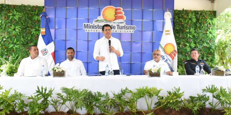 Ministro de Turismo deja iniciados trabajos en vías de Las Terrenas, Samaná