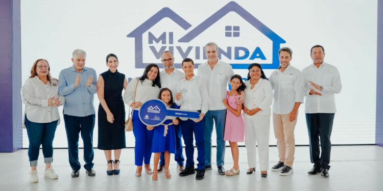 Presidente Abinader y MIVED entregan 64 nuevas viviendas en Los Salados, Santiago