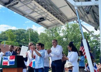 Alexis Victoria Yeb celebra junto al senador Luis Sepúlveda, la gobernadora de NY, Kathy Hochul y presidente, Luis Abinader la firma histórica del Proyecto de Ley S4329A.