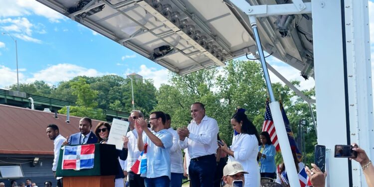 Alexis Victoria Yeb celebra junto al senador Luis Sepúlveda, la gobernadora de NY, Kathy Hochul y presidente, Luis Abinader la firma histórica del Proyecto de Ley S4329A.