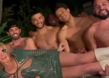 Britney Spears y su fiesta de divorcio: Topless y muchos hombres en la pileta
