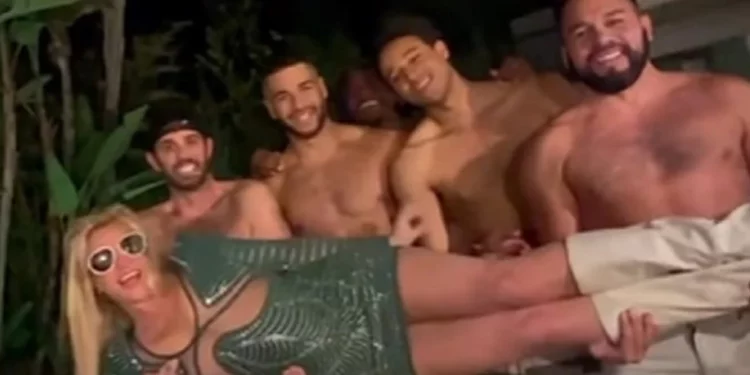 Britney Spears y su fiesta de divorcio: Topless y muchos hombres en la pileta
