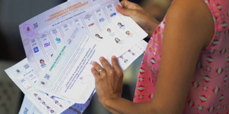 Elecciones en Ecuador: gana la candidata de Rafael Correa pero tendrá que ir a segunda vuelta