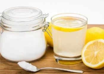 Agua con limón y bicarbonato: para qué sirve y cuál es el mejor horario para tomarla