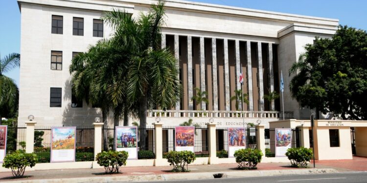 El Minerd explica pasos para verificar y registrarse en el «Bono a Mil por la Educación»