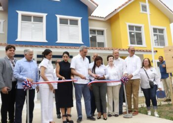 El presidente Luis Abinader y su esposa Raquel Arbaje inauguran un nuevo CAIPI en el ensanche Espaillat, Santiago