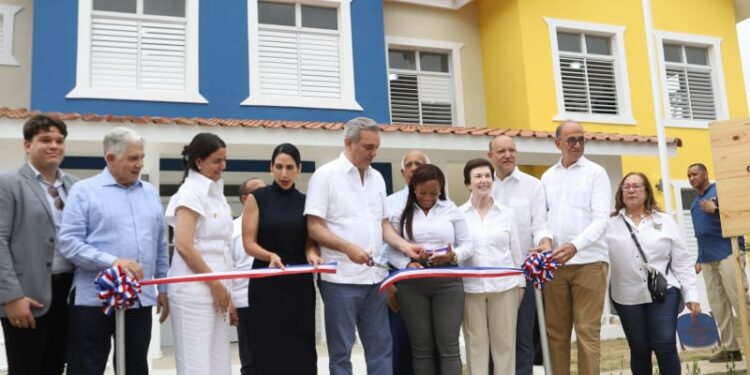 El presidente Luis Abinader y su esposa Raquel Arbaje inauguran un nuevo CAIPI en el ensanche Espaillat, Santiago