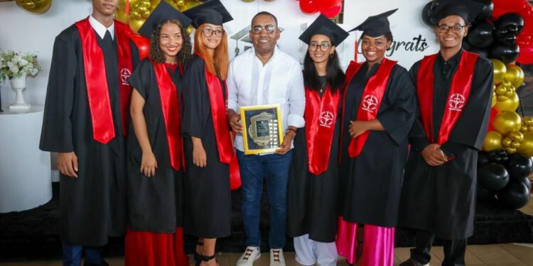 Víctor Pichardo a bachilleres: Nunca dejen de luchar por sus sueños y no olviden su provincia