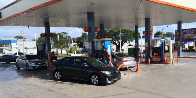 El gobierno dispone bajar los precios de tres combustibles