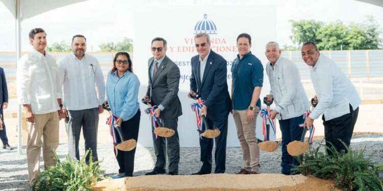 Presidente Abinader y Ministro Bonilla dan primer palazo para construcción de la Ciudad Judicial de Santo Domingo Oeste