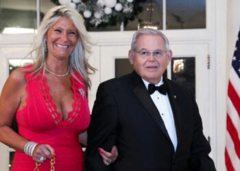 Escándalo de corrupción: El senador Menéndez y su esposa son acusados de soborno