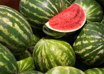 La fruta que controla la retención de líquidos y elimina las toxinas naturalmente