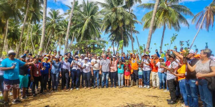 IDAC encabeza jornada de limpieza y reforestación en zona costera de Playa Jackson, en el Catey de Samaná