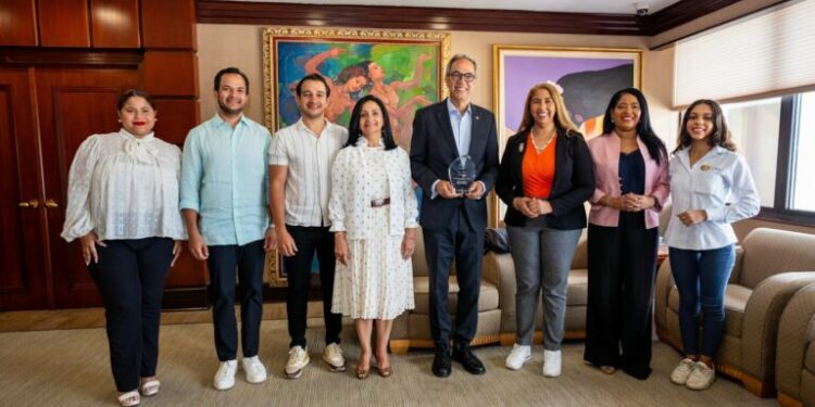 PUCMM reconoce a José Mármol por aportes a la comunicación y reputación corporativas