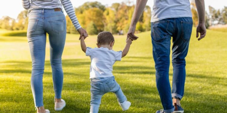 Lo que los padres “olvidan por completo” de enseñar a sus hijos y que es clave para que sean felices, según una experta