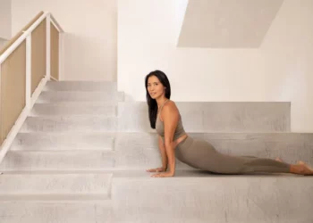 9 consejos para dormir mejor y tener un sueño reparador, según la maestra de yoga Xuan Lan