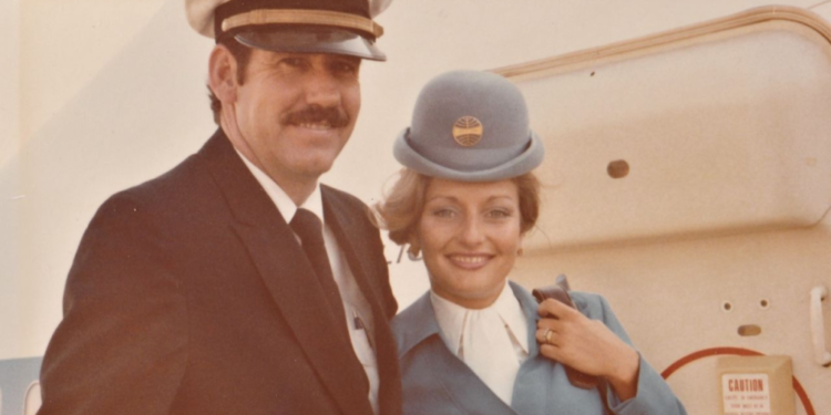 Ella era una auxiliar de vuelo de Pan Am y él un piloto. Su encuentro a bordo fue el principio de un romance de 50 años