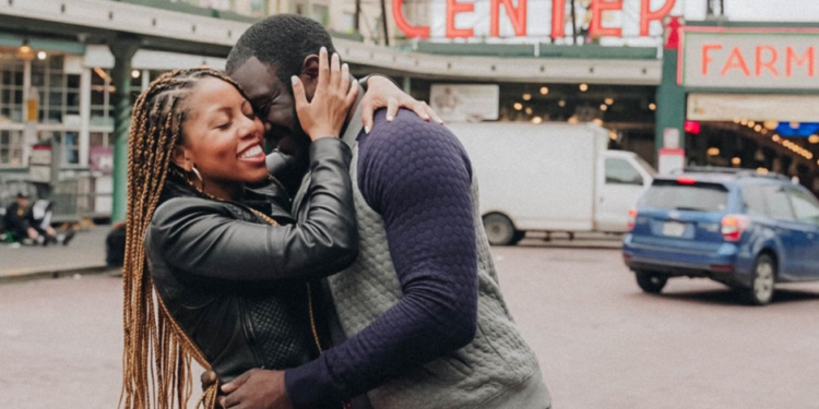 Ella compró un pasaje de avión temiendo que fuera una estafa. Su futuro esposo estaba a bordo del vuelo