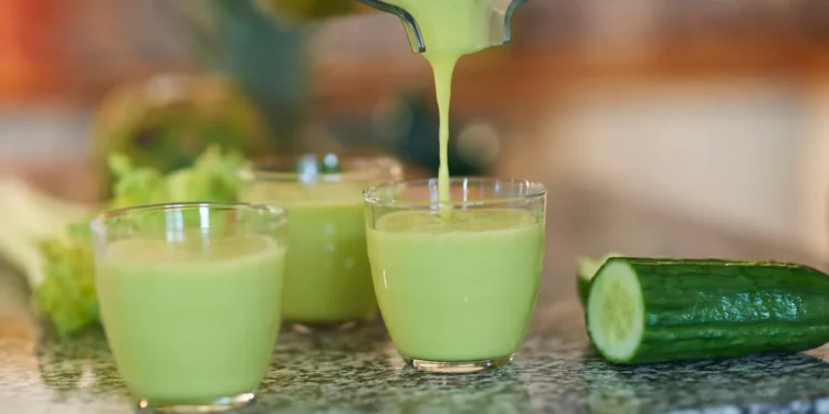 Los efectos en el cuerpo por tomar jugo de pepino y de apio en las noches