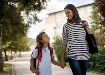 “¿Cómo te fue en el colegio?”: por qué esa no es una buena pregunta para hacer a los niños y qué decir en su lugar
