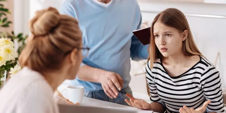 Qué son los padres “helicóptero” y qué debes saber sobre este fenómeno, según una experta en psicología educacional