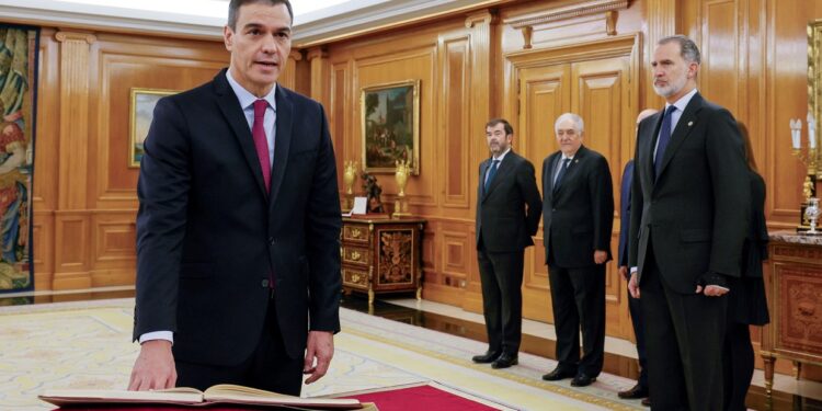 En una España crispada y dividida, Pedro Sánchez asumió su nuevo mandato