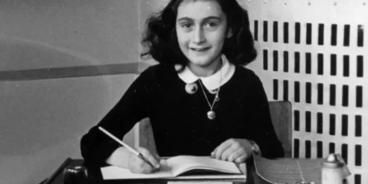 Oculta de los nazis y muerta a los 15 años en un campo de concentración: ¿Por qué El diario de Ana Frank está siendo cuestionado?