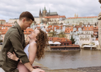 Dos desconocidos se mudaron a un departamento en Praga. Luego se enamoraron